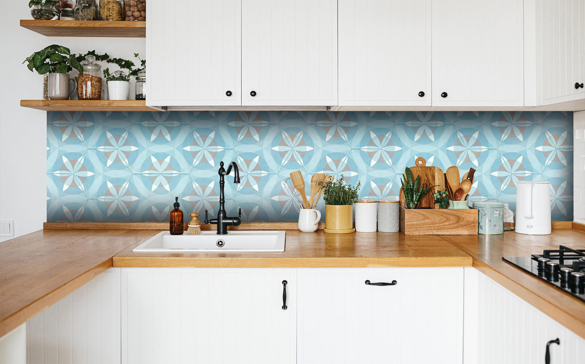 Küche - Türkis-Braun Vintage geometrisch Mosaik in weißer Küche hinter Gewürzen und Kochlöffeln aus Holz