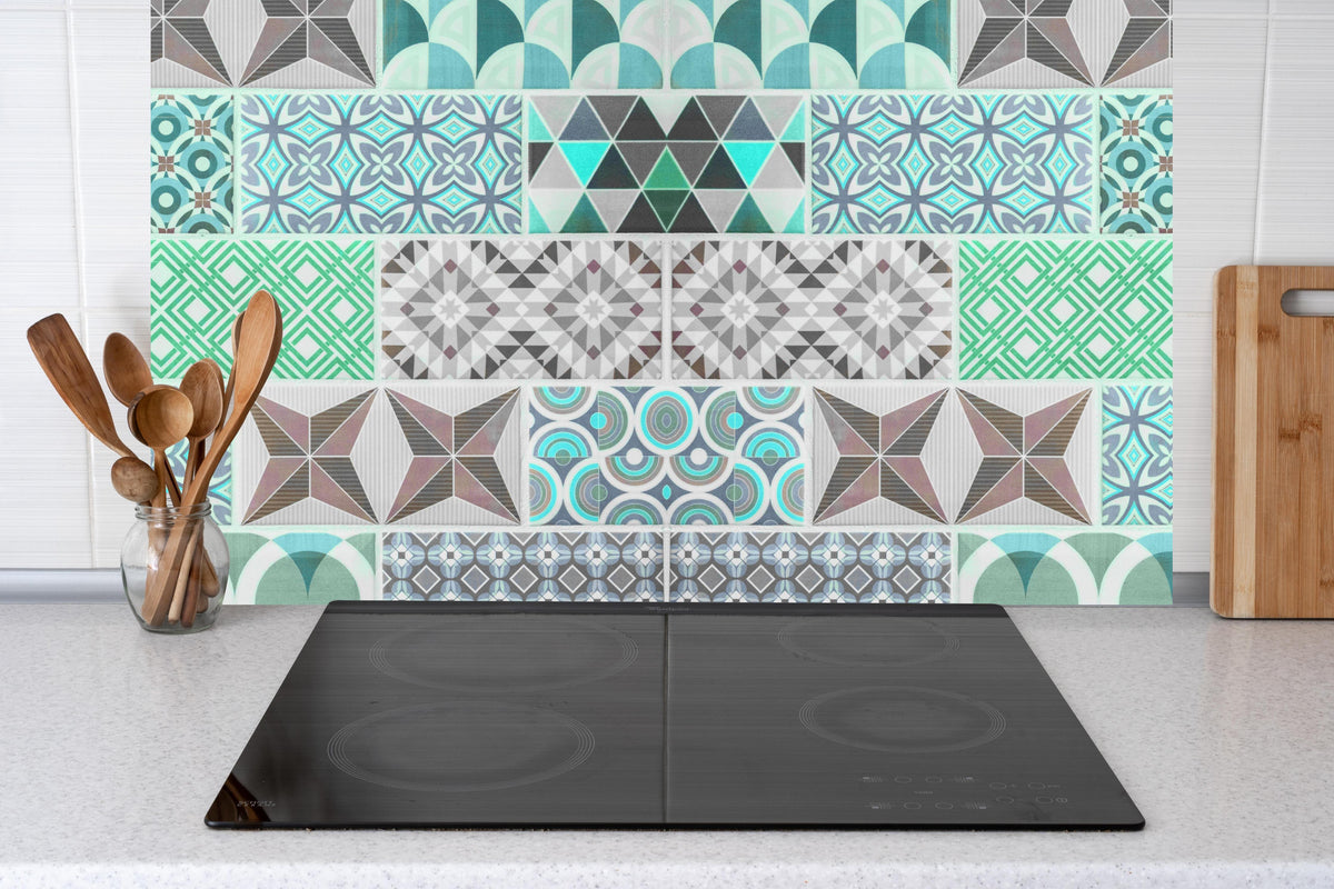 Küche - Vintage geometrisch Mosaik hinter Cerankochfeld und Holz-Kochutensilien