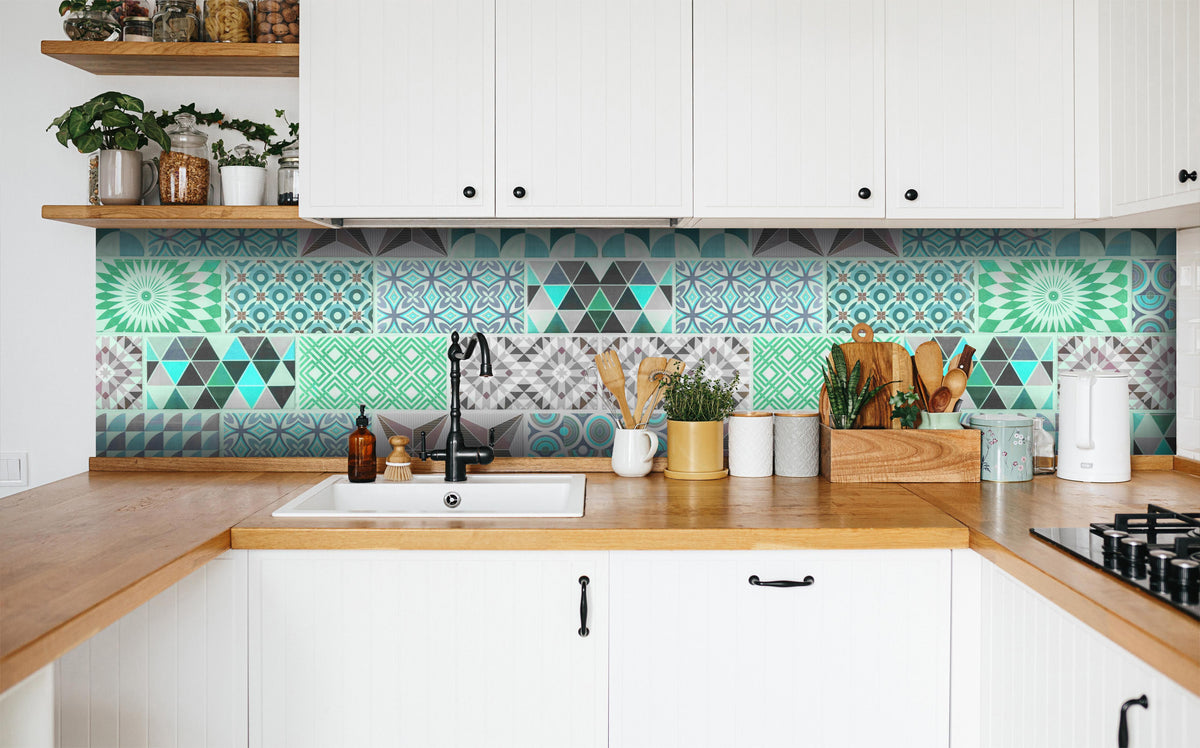 Küche - Vintage geometrisch Mosaik in weißer Küche hinter Gewürzen und Kochlöffeln aus Holz