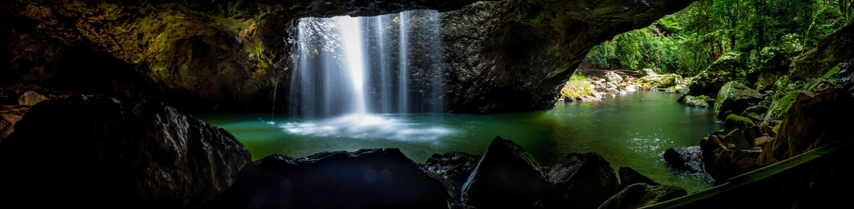 Küchenrückwand-Wasserfall in der Höhle