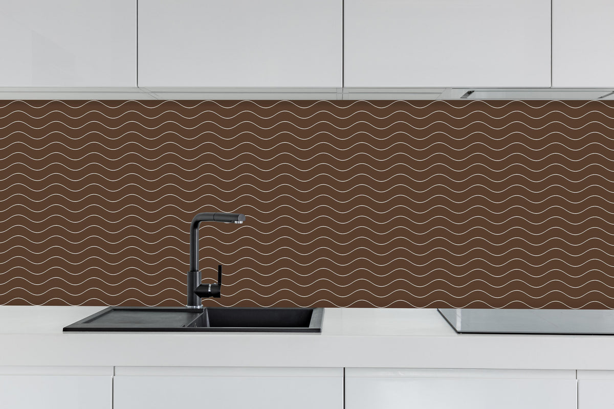 Küche - Onde Abisso Caffè hinter weißen Hochglanz-Küchenregalen und schwarzem Wasserhahn