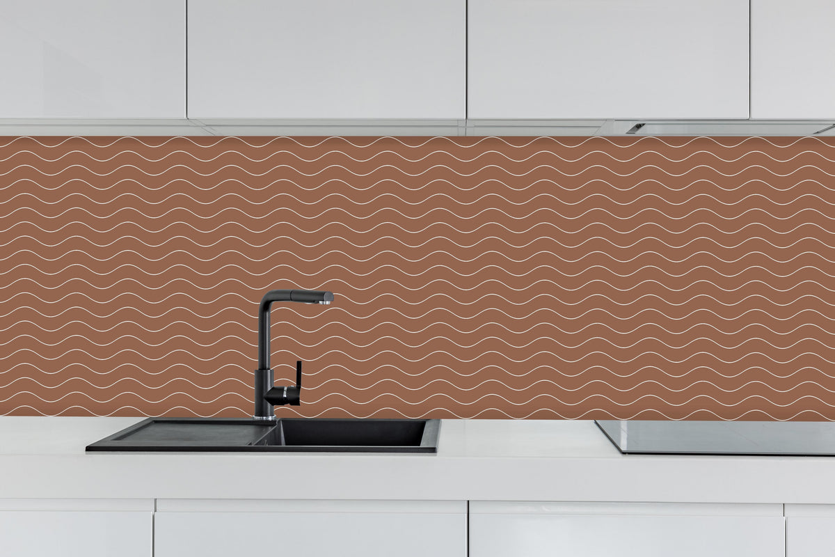 Küche - Onde Abisso Cannella hinter weißen Hochglanz-Küchenregalen und schwarzem Wasserhahn