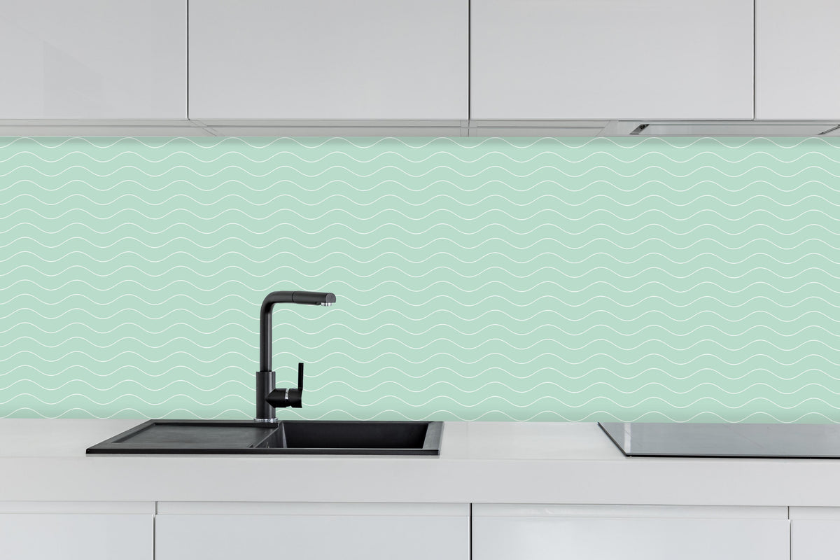 Küche - Onde Abisso Menta hinter weißen Hochglanz-Küchenregalen und schwarzem Wasserhahn