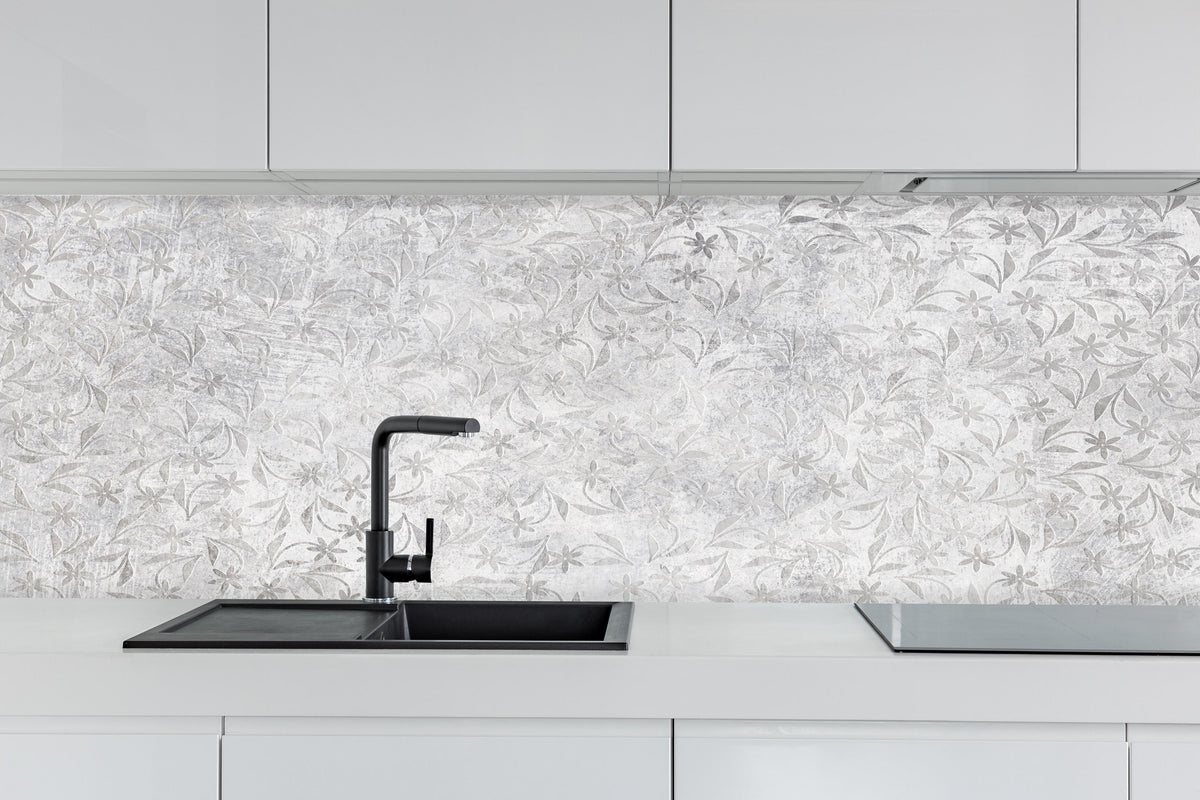Küche - Retro Blumen Textur hinter weißen Hochglanz-Küchenregalen und schwarzem Wasserhahn
