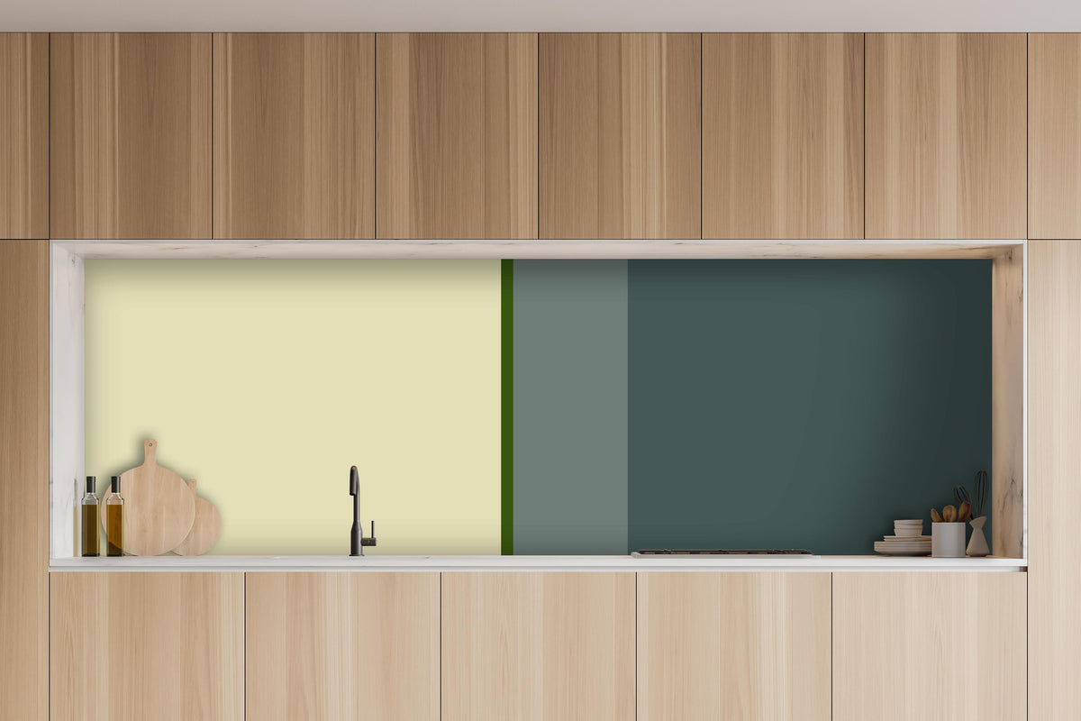 Küche - The Greens - Vertical - Avocado hinter weißen Hochglanz-Küchenregalen und schwarzem Wasserhahn