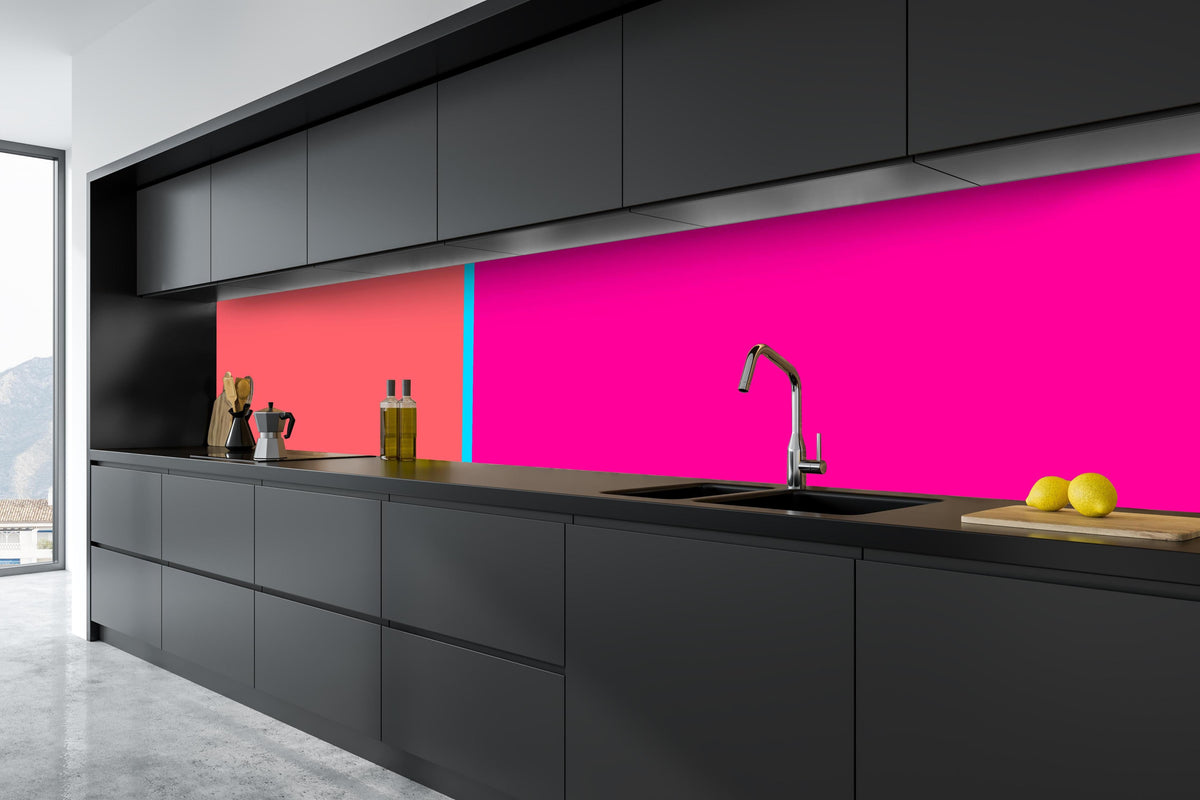 Küche - The Neons - Easy Vertikal - Nova hinter weißen Hochglanz-Küchenregalen und schwarzem Wasserhahn
