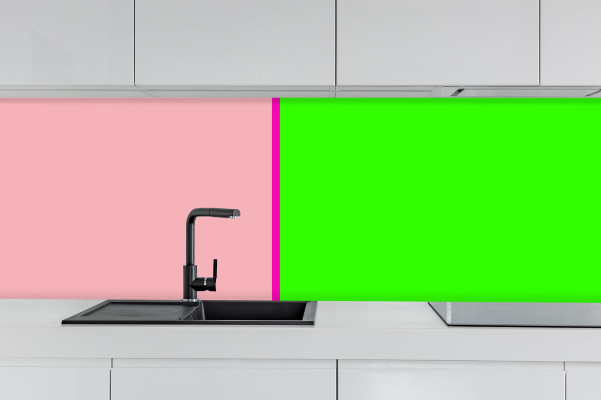 Küche - The Neons - Easy Vertikal - Nox hinter weißen Hochglanz-Küchenregalen und schwarzem Wasserhahn