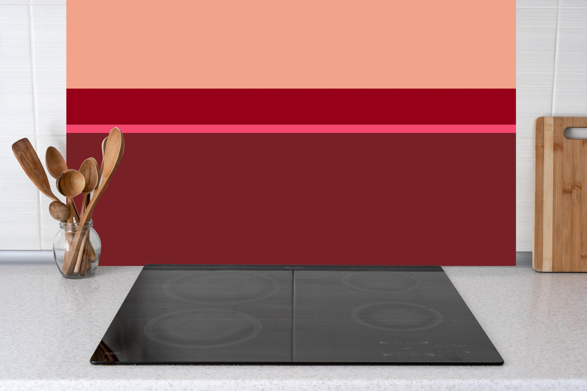 Küche - The Reds - Horizontal - Cherry hinter weißen Hochglanz-Küchenregalen und schwarzem Wasserhahn