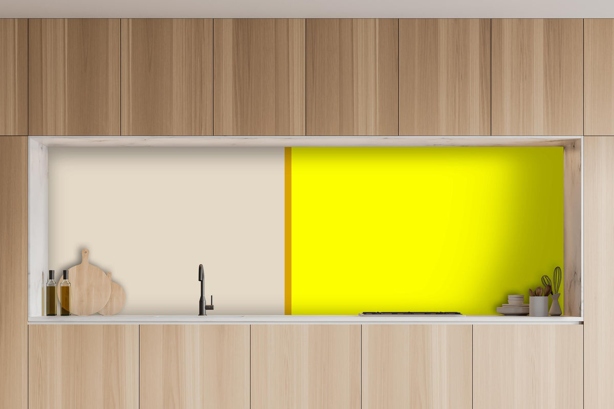 Küche - The Yellows - Easy Vertical - Vanilla hinter weißen Hochglanz-Küchenregalen und schwarzem Wasserhahn