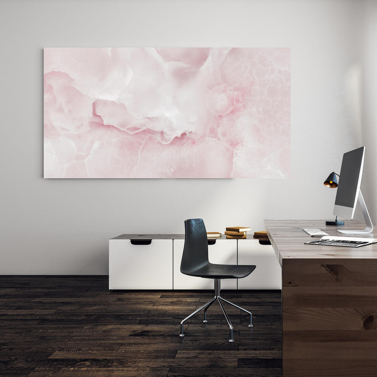 Office Poster - Rosa Emperador Onyx Marmor an einer Wand in minimalistisch eingerichtetem Heim-Büro