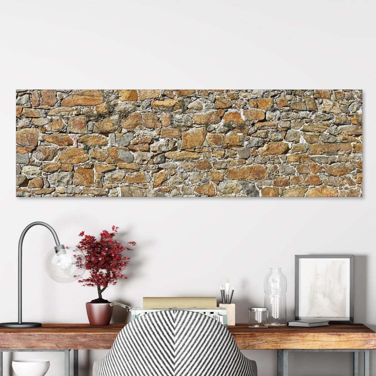 Office Poster - Alte unverputzte Burgmauer über klassischem Holzschreibtisch mit Bücherregal Zoom