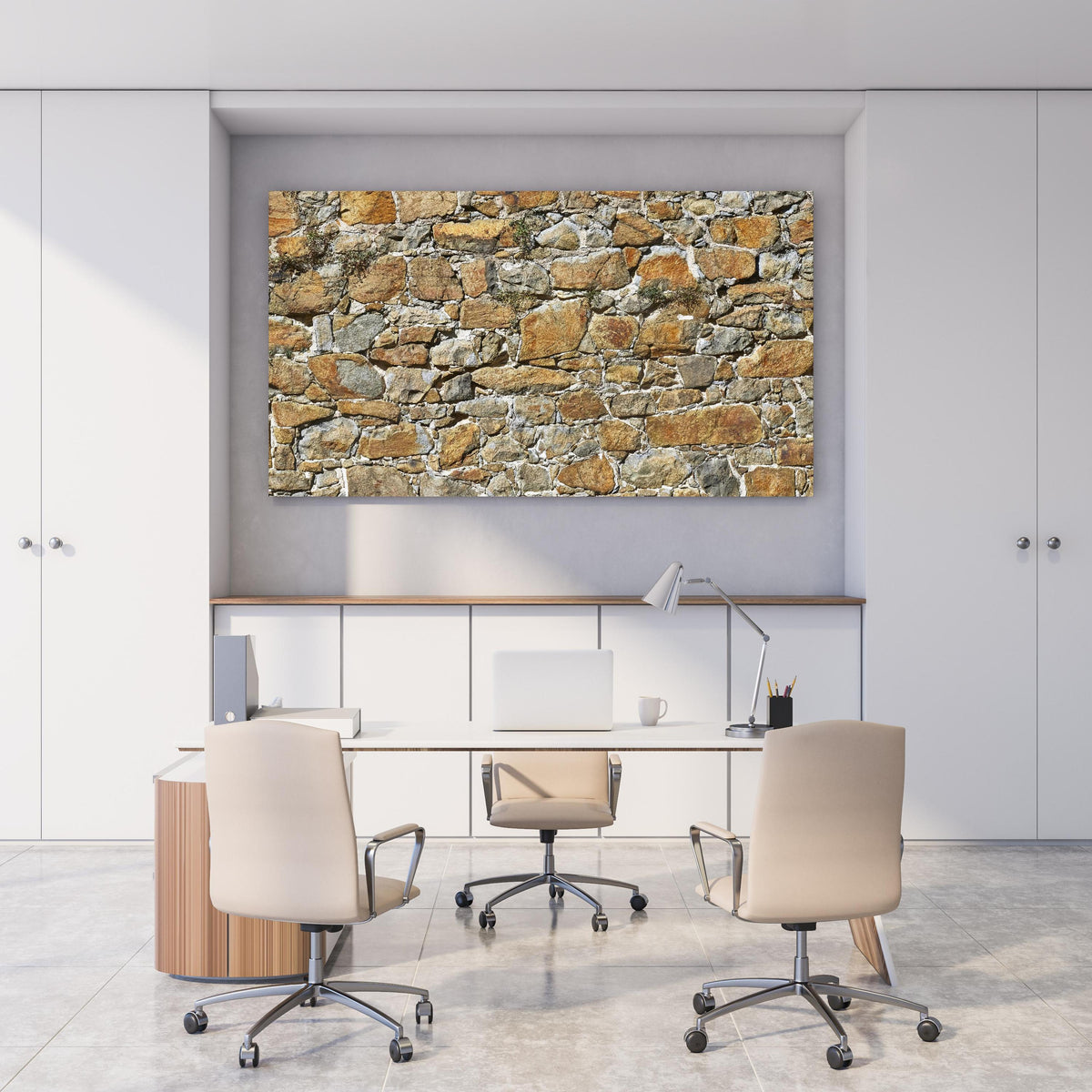 Office Poster - Alte unverputzte Burgmauer hinter weißem Holzschreibtisch mit Tischlampe