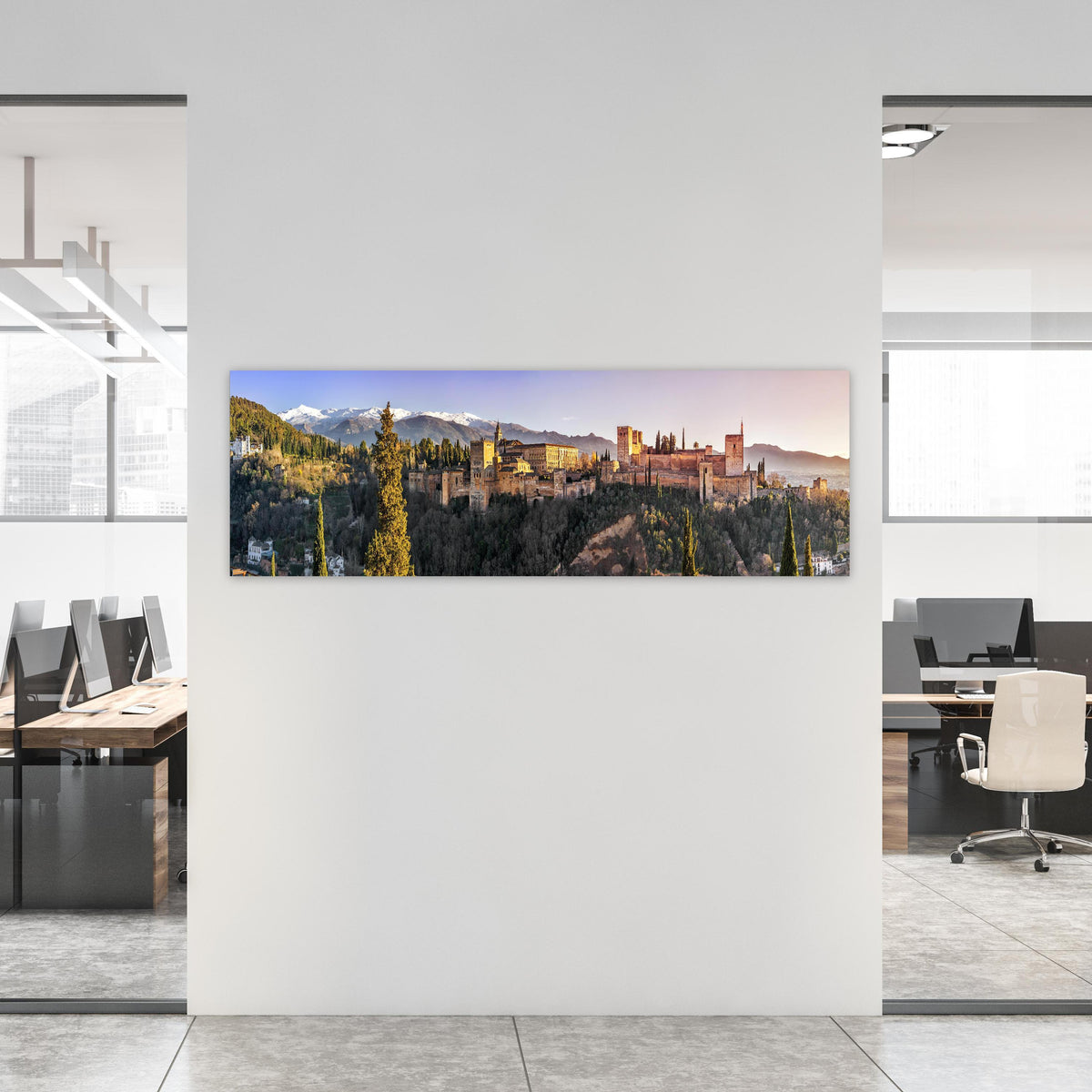 Office Poster - Aussicht auf Alhambra mit Comares-Turm an weißer Wand in hell eingerichtetem Büro