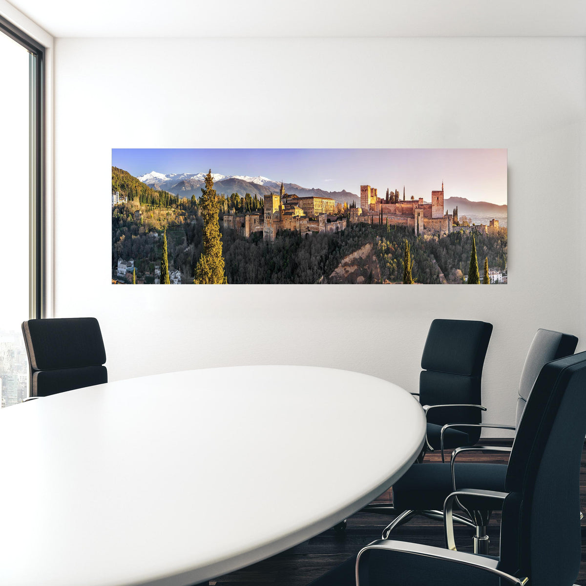 Office Poster - Aussicht auf Alhambra mit Comares-Turm in einem Konferenzraum hinter weißem ovalem Tisch