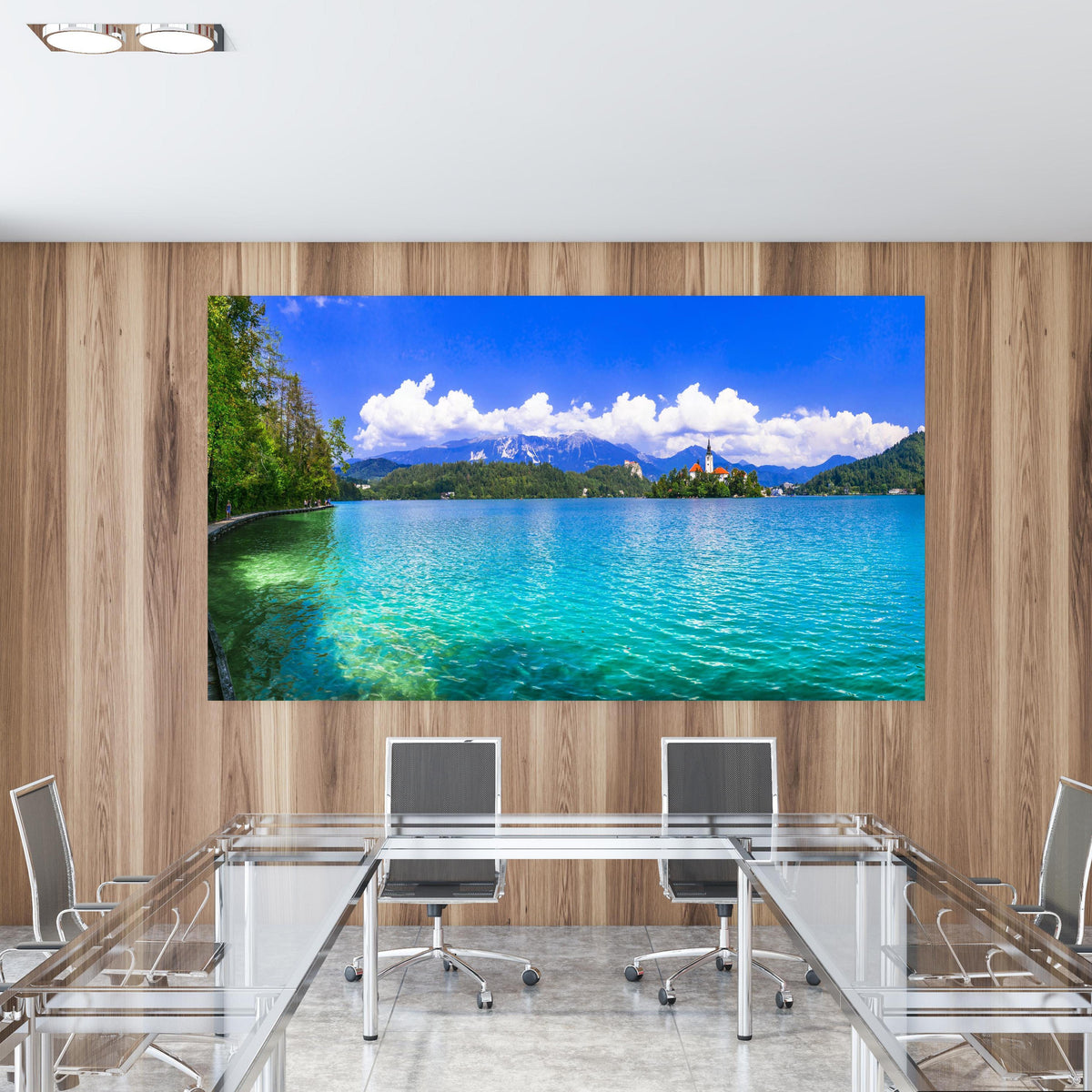 Office Poster - Bleder See in Slowenien 1 in einem Konferenzraum mit Glastisch und Holzwand