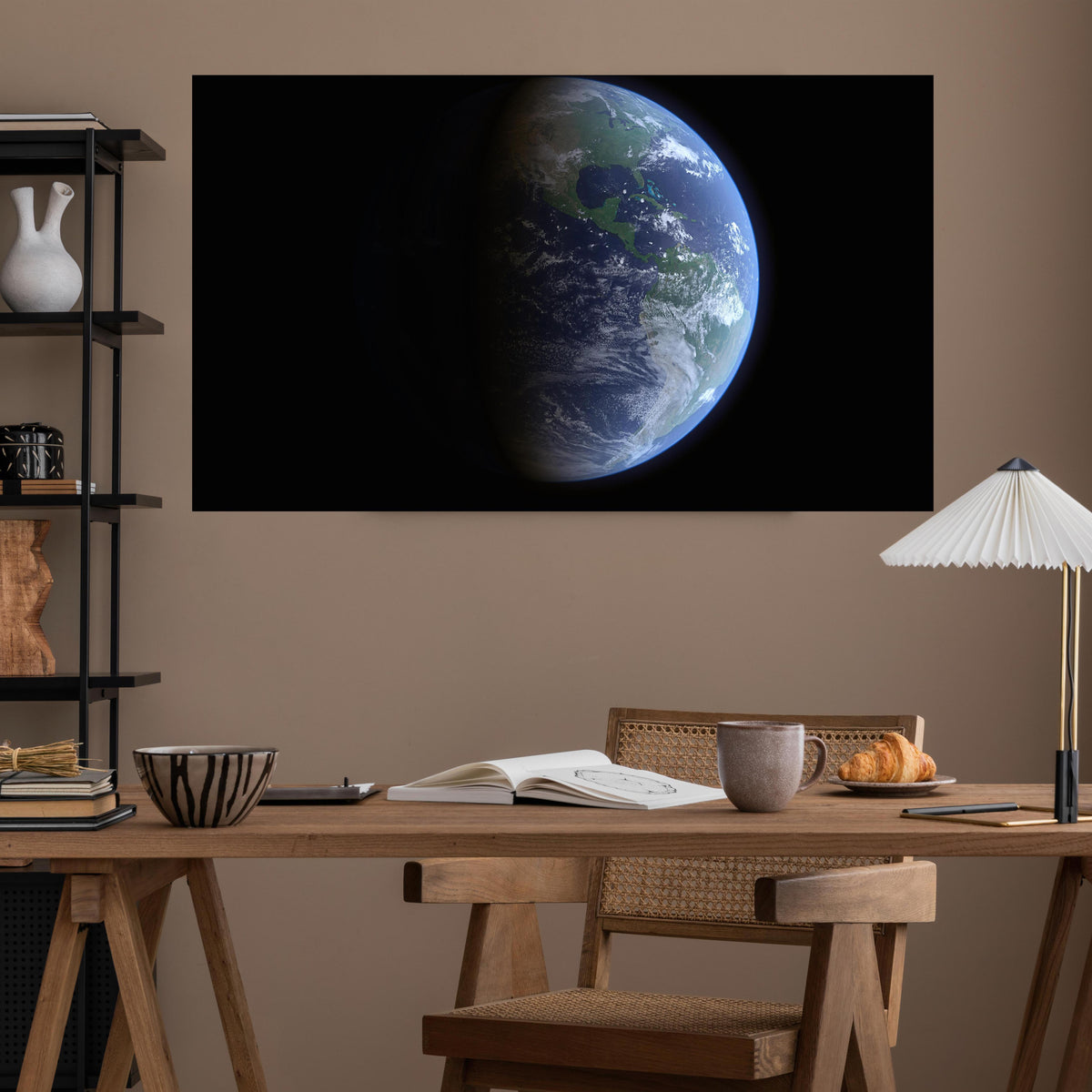 Office Poster - Blick auf die Erde vom Weltall über poliertem Holztisch mit stilvoller Lampe - rechteckig