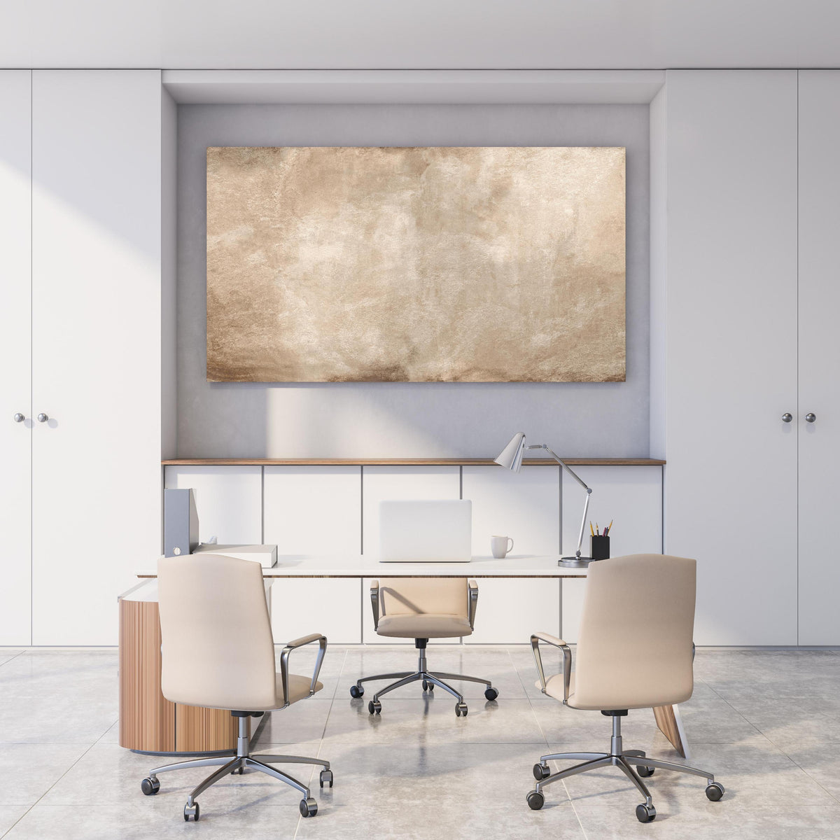 Office Poster - Braune antike Zementwand hinter weißem Holzschreibtisch mit Tischlampe