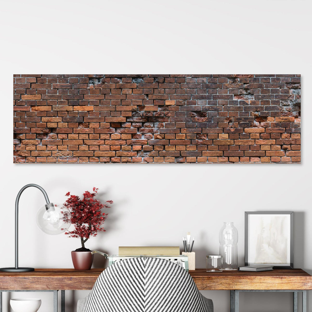 Office Poster - Braune kaputte Ziegelsteinwand über klassischem Holzschreibtisch mit Bücherregal Zoom