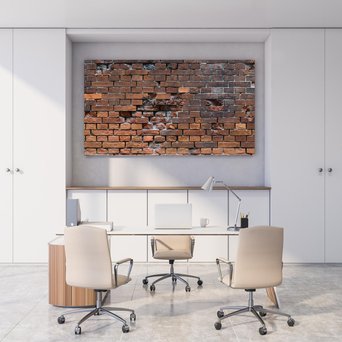 Office Poster - Braune kaputte Ziegelsteinwand hinter weißem Holzschreibtisch mit Tischlampe