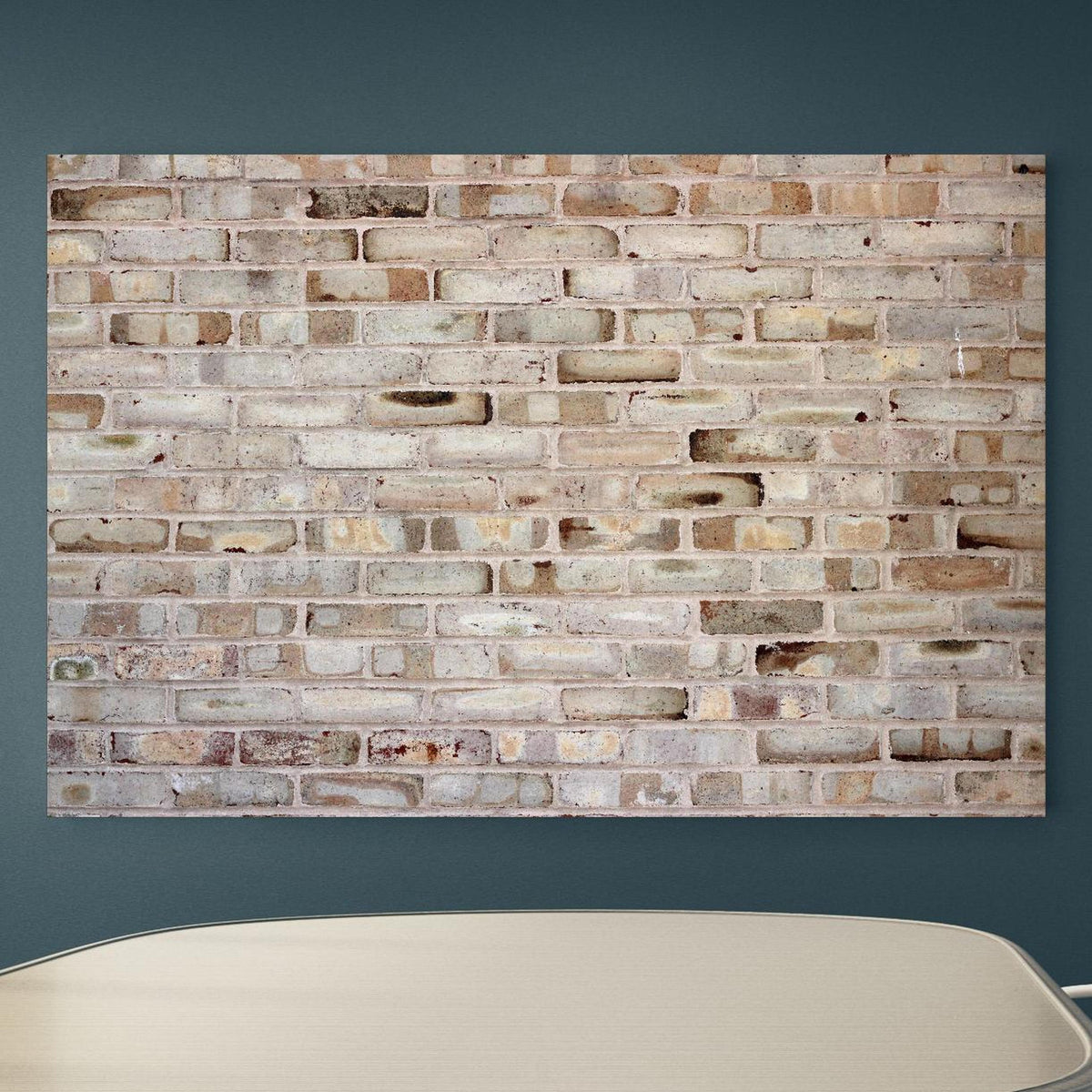 Office Poster - Braune verschimmelte Ziegelmauer an blauer Wand in einem Besprechungsraum Zoom