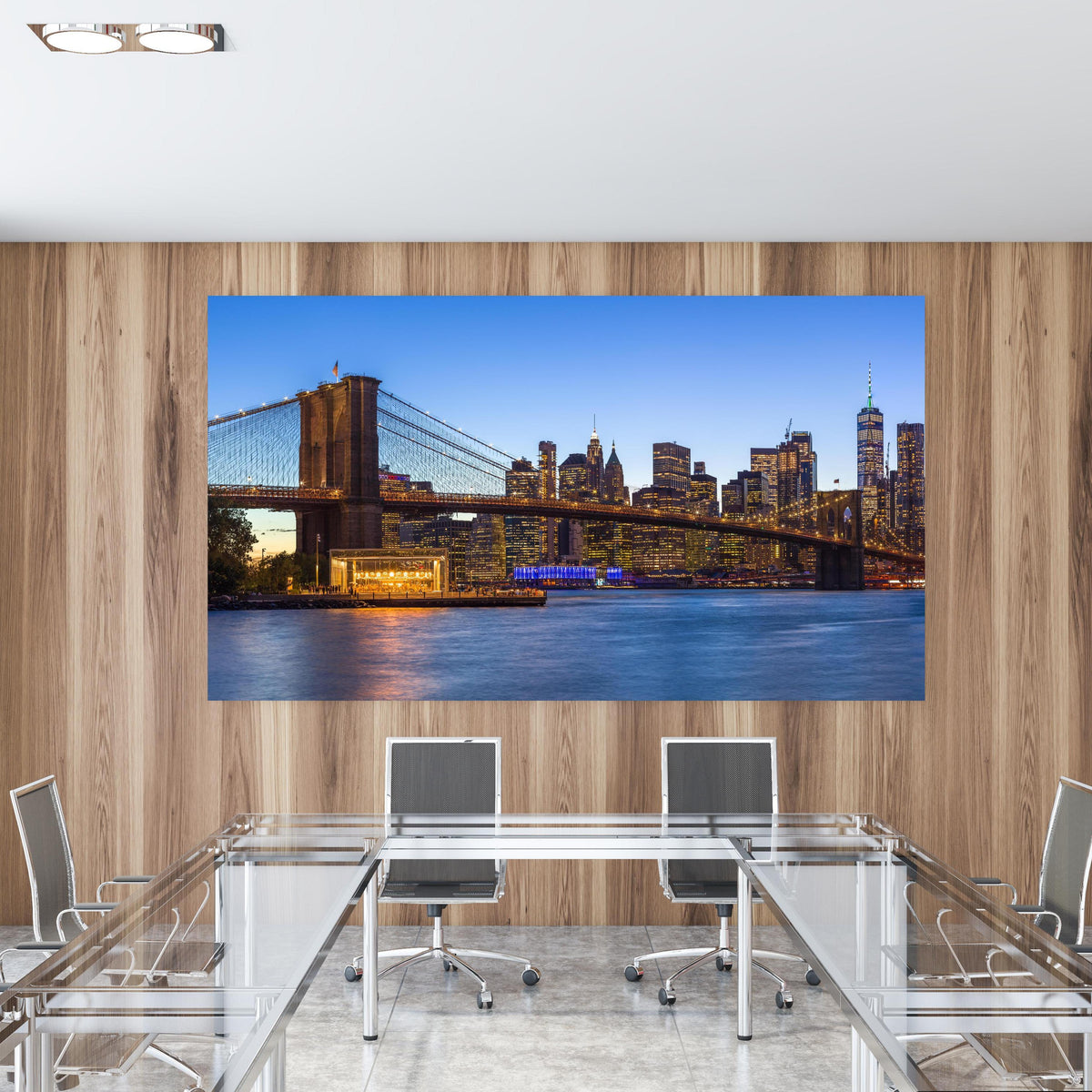 Office Poster - Brooklyn Bridge - New York City in einem Konferenzraum mit Glastisch und Holzwand