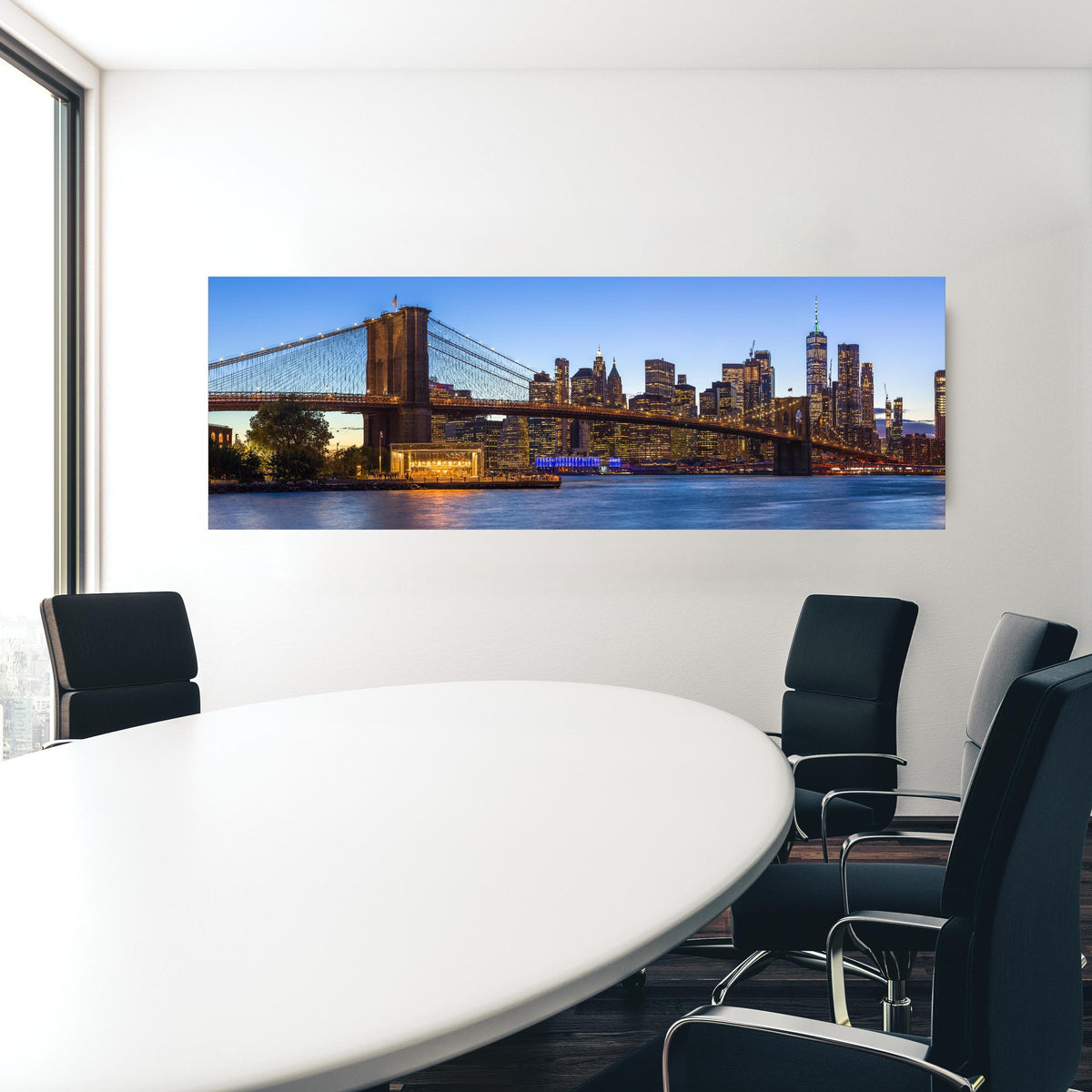 Office Poster - Brooklyn Bridge - New York City in einem Konferenzraum hinter weißem ovalem Tisch