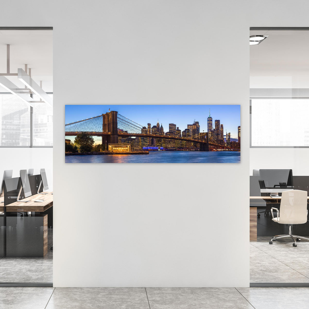 Office Poster - Brooklyn Bridge - New York City an weißer Wand in hell eingerichtetem Büro