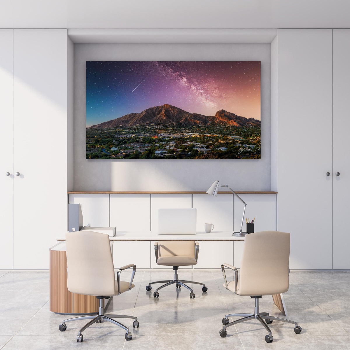 Office Poster - Camelback Mountain in Phoenix Arizona hinter weißem Holzschreibtisch mit Tischlampe