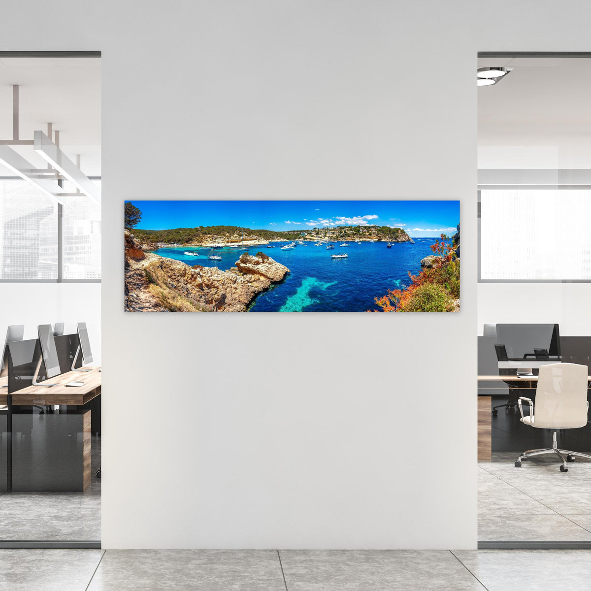 Office Poster - Drei Finger Bucht (Mallorca) an weißer Wand in hell eingerichtetem Büro