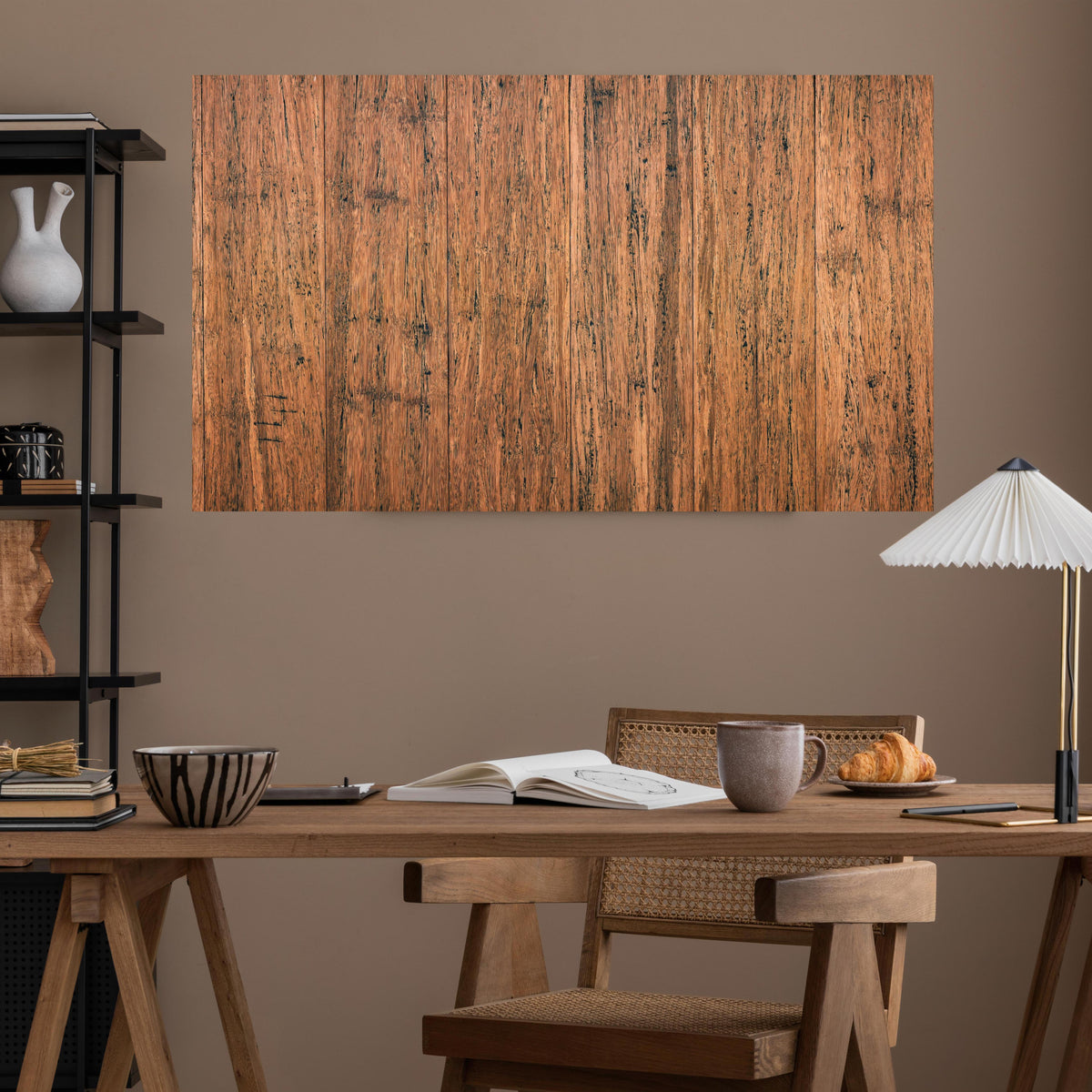 Office Poster - Dunkelbraunes rustikales Holzbrett über poliertem Holztisch mit stilvoller Lampe - rechteckig