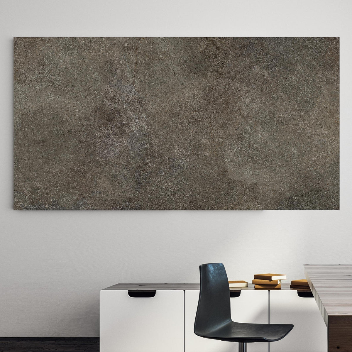Office Poster - Dunkelgrauer schwarzer Schieferhintergrund an einer Wand in minimalistisch eingerichtetem Heim-Büro Zoom