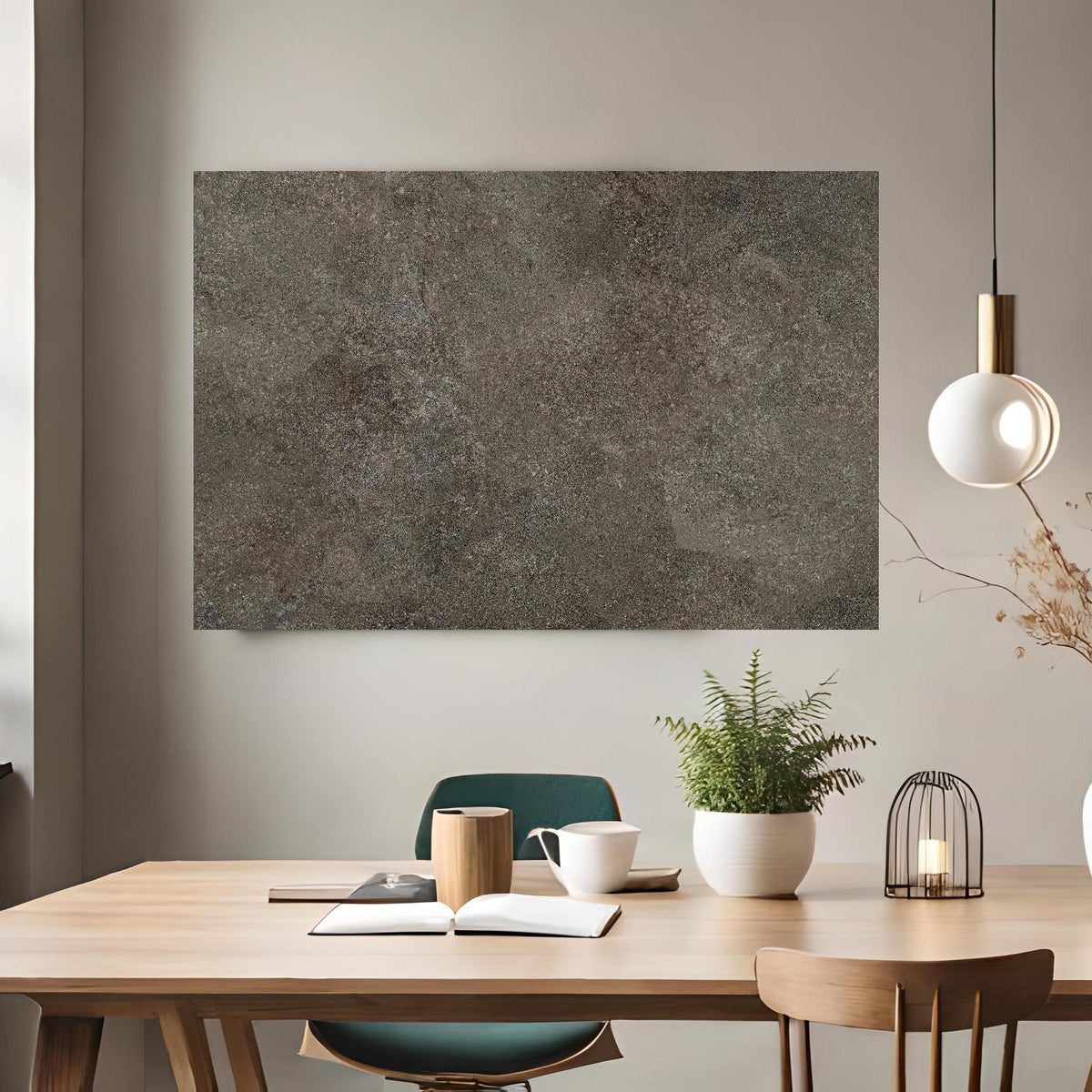 Office Poster - Dunkelgrauer schwarzer Schieferhintergrund über klassischem Holztisch mit runder Vase - rechteckig