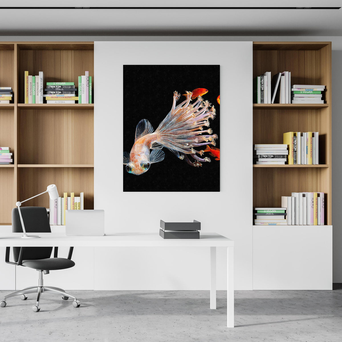 Office Poster - Fisch verschmolzen mit Korallen an einem Bücherschrank hinter kleinem Schreibtisch