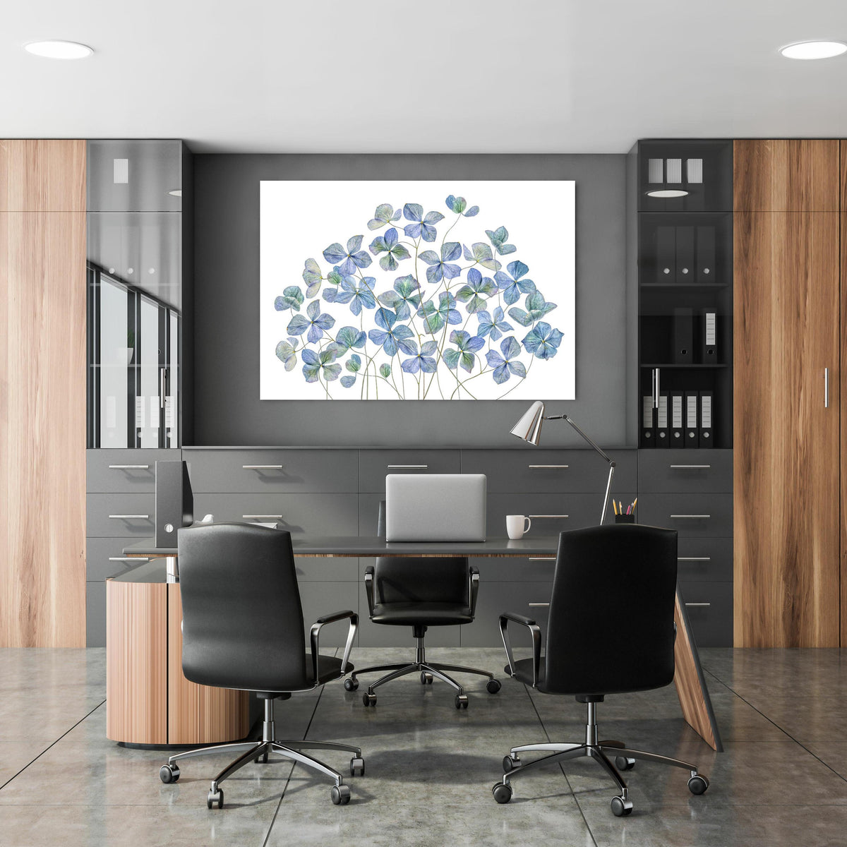 Office Poster - Florale Darstellung - Blaue Blumen in klassischem Büroraum zwischen Holzschränken