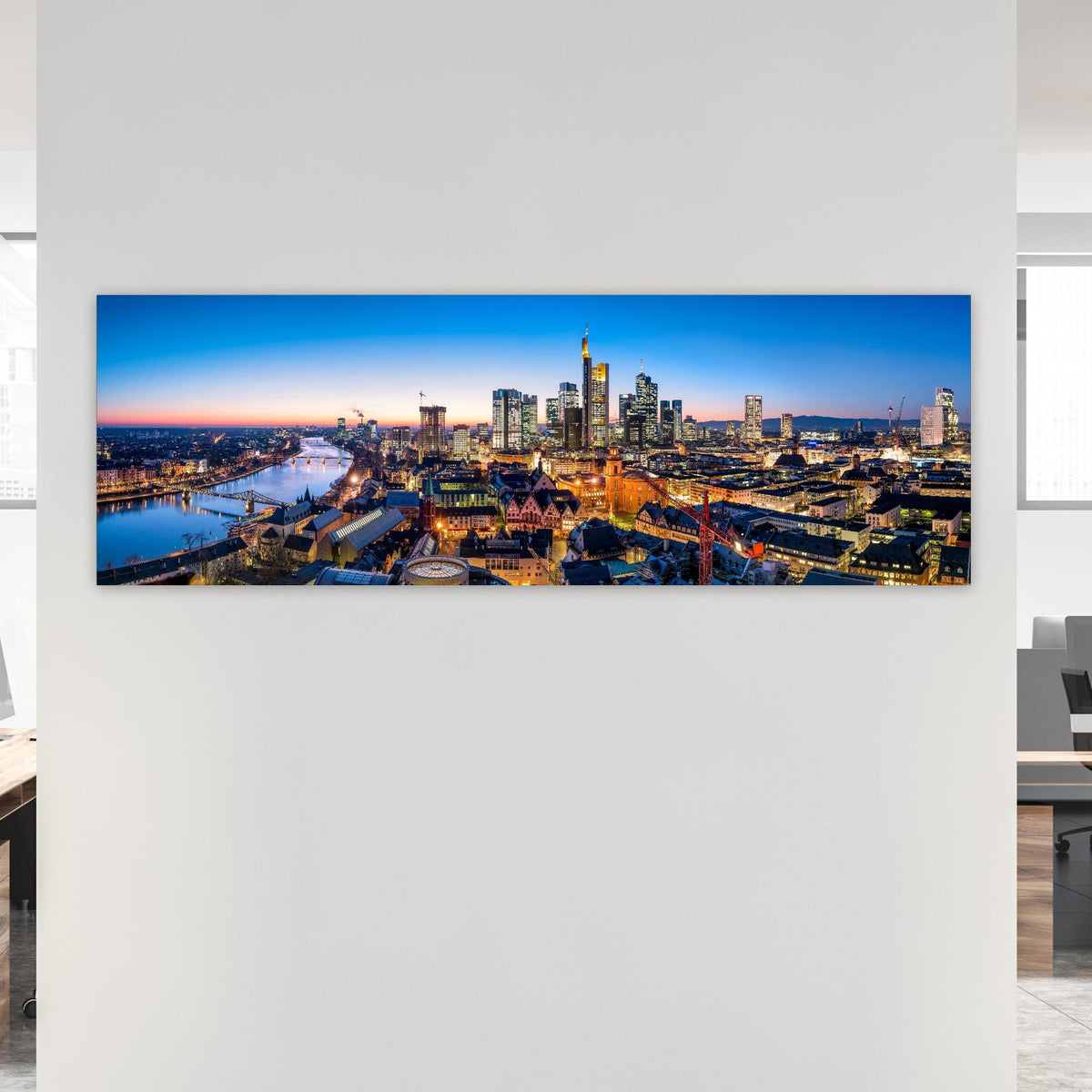 Office Poster - Frankfurt Skyline Dämmerung 2 an weißer Wand in hell eingerichtetem Büro Zoom