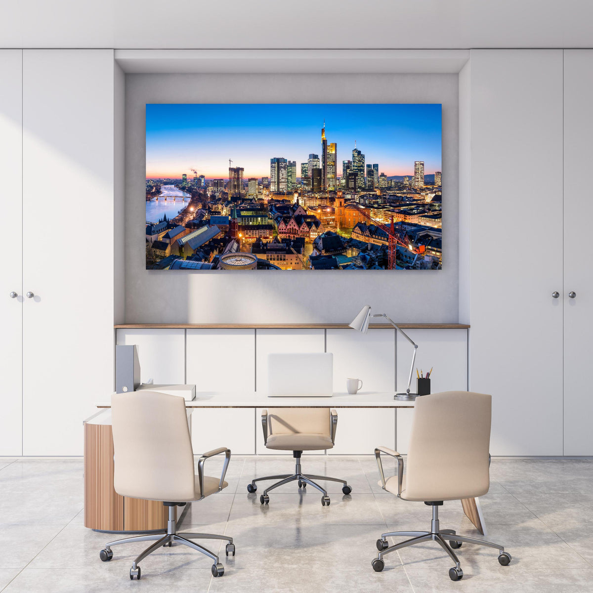 Office Poster - Frankfurt Skyline Dämmerung 2 hinter weißem Holzschreibtisch mit Tischlampe