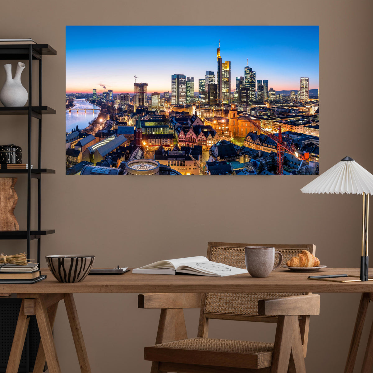 Office Poster - Frankfurt Skyline Dämmerung 2 über poliertem Holztisch mit stilvoller Lampe - rechteckig