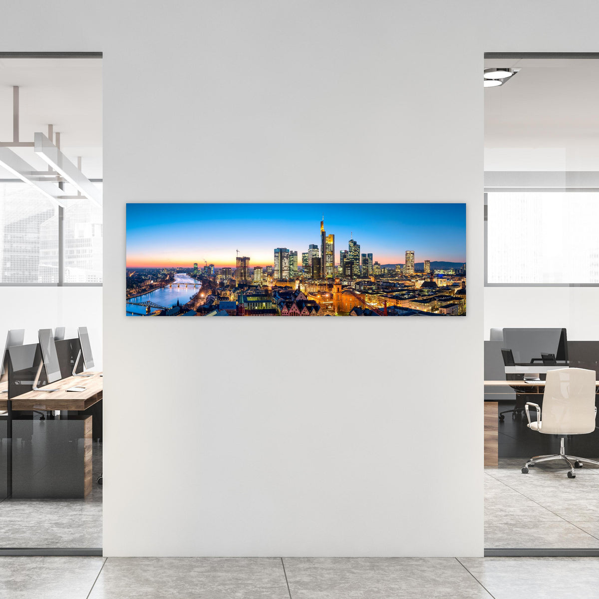Office Poster - Frankfurt Skyline Dämmerung an weißer Wand in hell eingerichtetem Büro