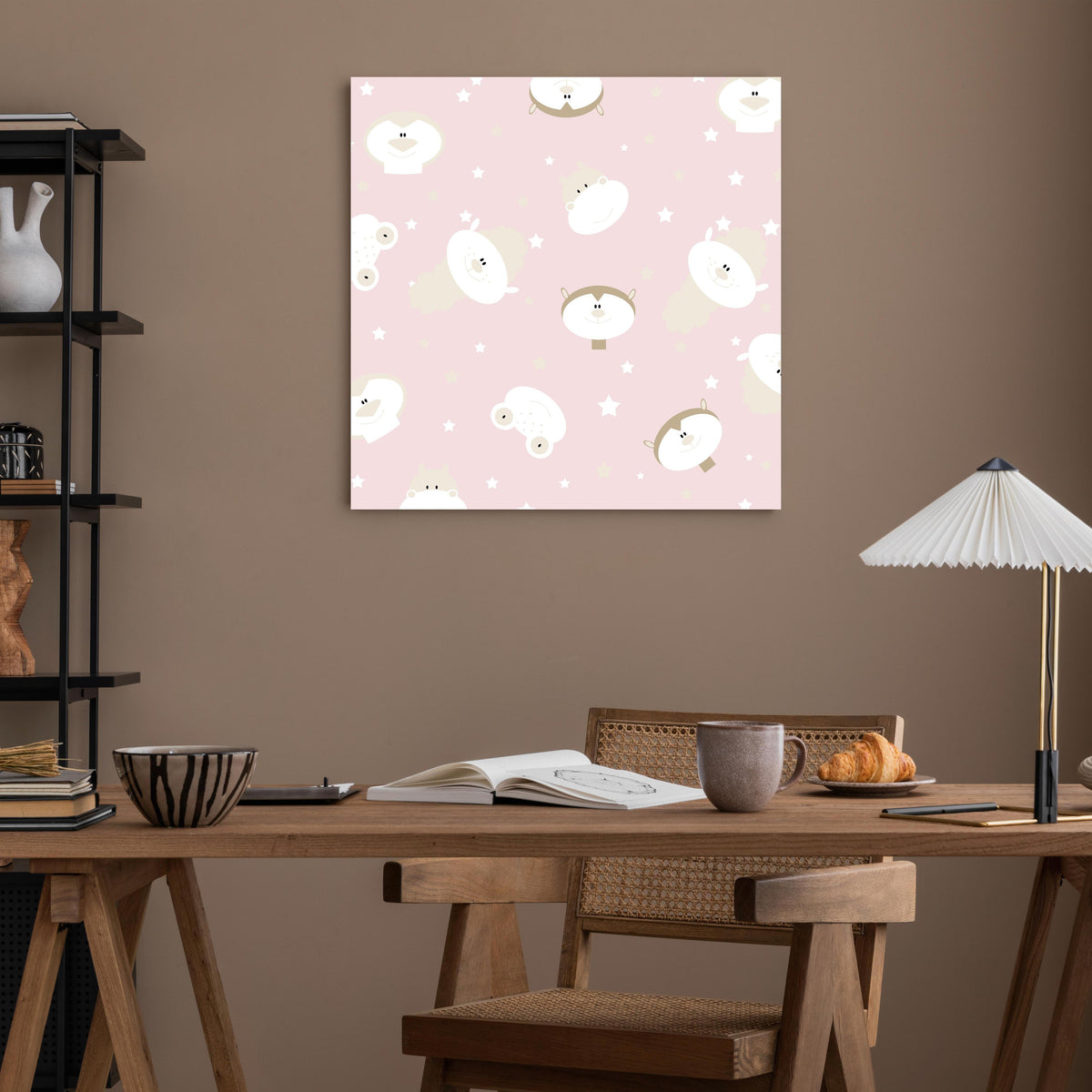 Office Poster - Fröhliche Tiere bunt gemischt über poliertem Holztisch mit stilvoller Lampe - quadratisch