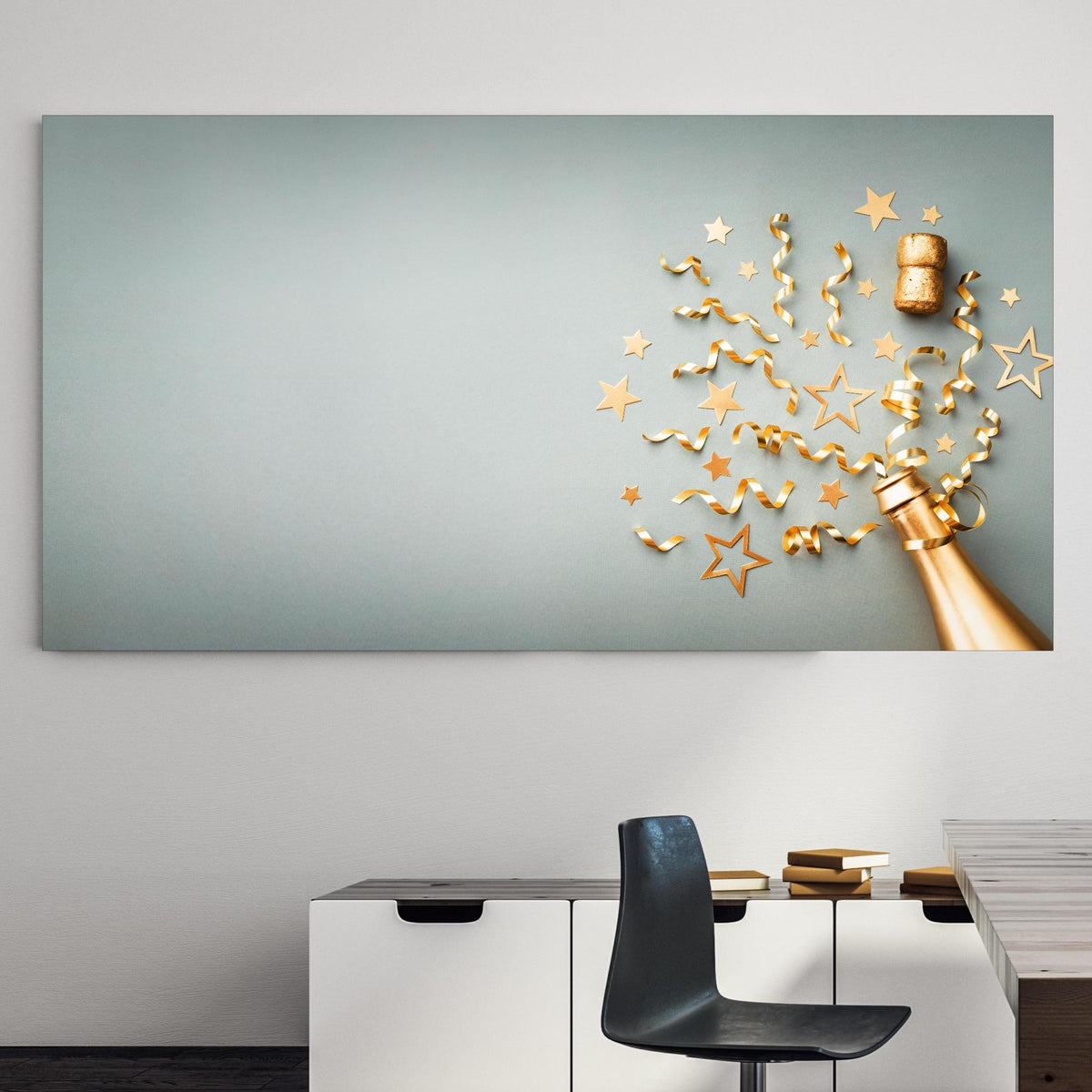 Office Poster - Goldene Champagnerflasche im Sylvester design an einer Wand in minimalistisch eingerichtetem Heim-Büro Zoom