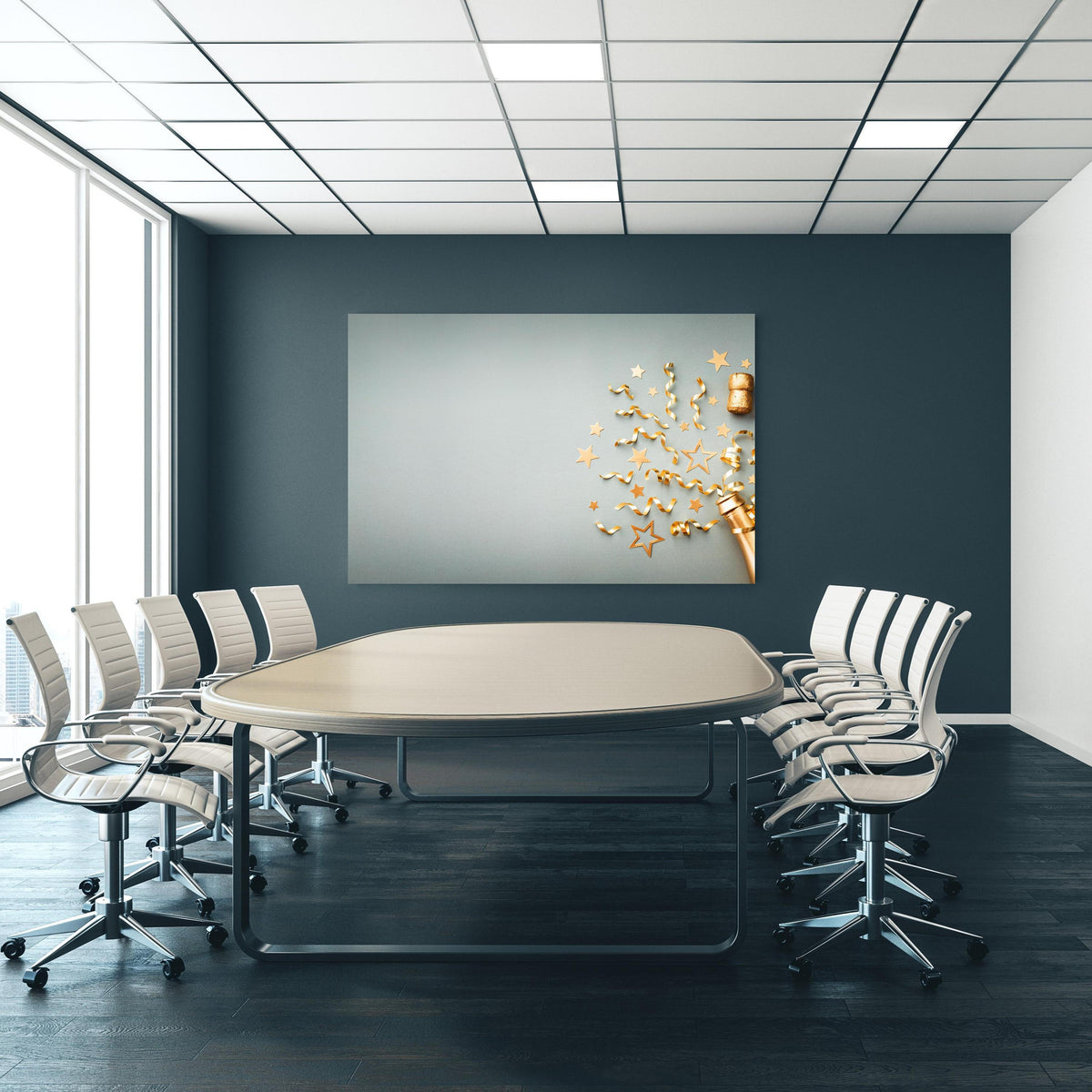 Office Poster - Goldene Champagnerflasche im Sylvester design an blauer Wand in einem Besprechungsraum