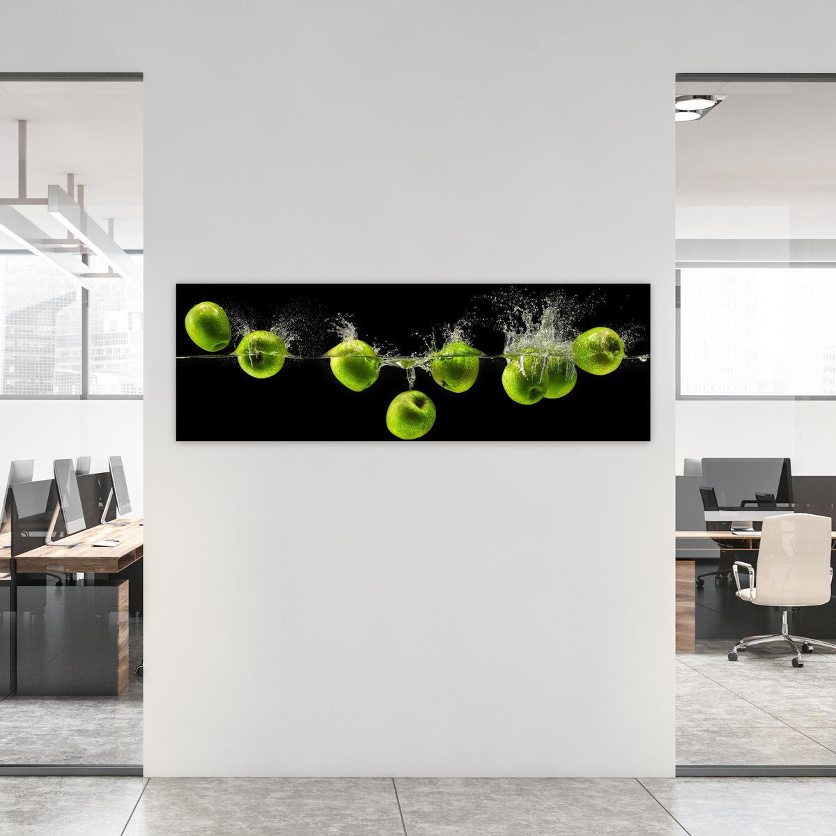 Office Poster - Grüne Äpfel im Wasser an weißer Wand in hell eingerichtetem Büro