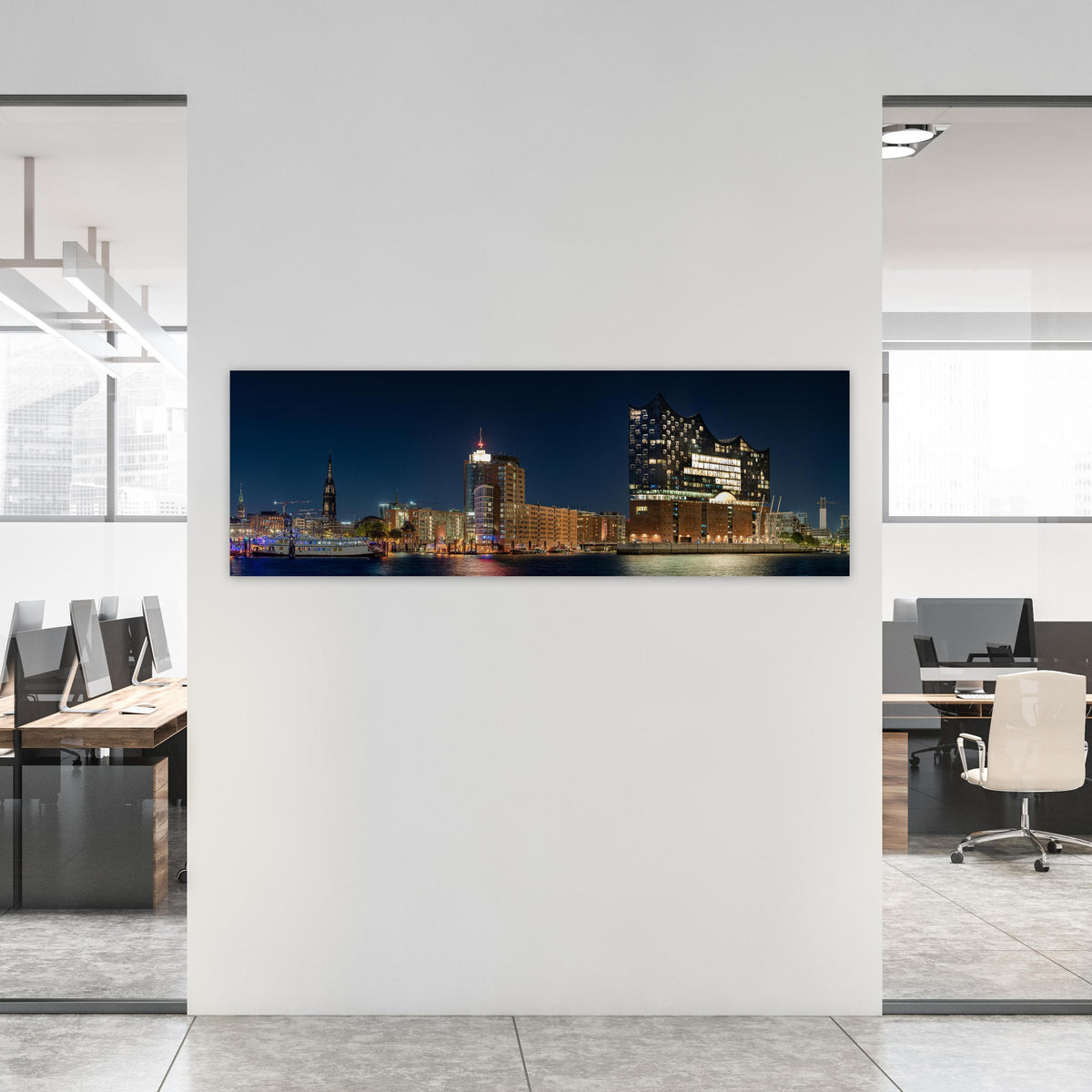 Office Poster - Hamburg bei Nacht an weißer Wand in hell eingerichtetem Büro
