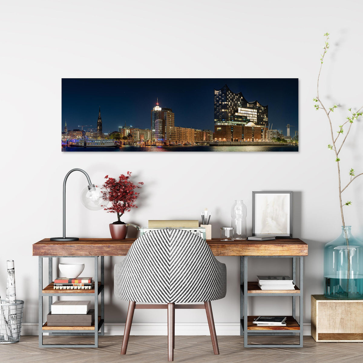 Office Poster - Hamburg bei Nacht über klassischem Holzschreibtisch mit Bücherregal