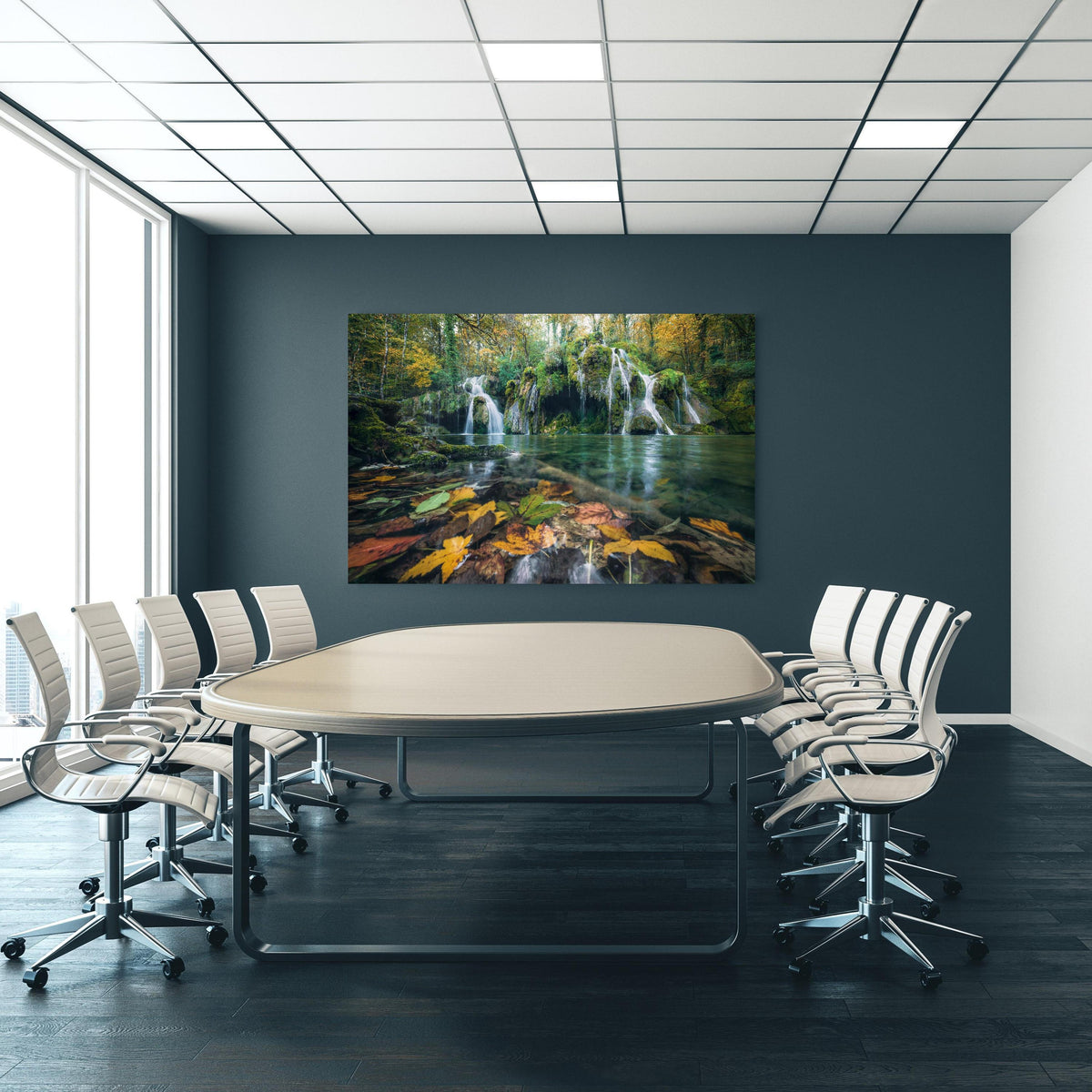 Office Poster - Herbstblätter im See an blauer Wand in einem Besprechungsraum