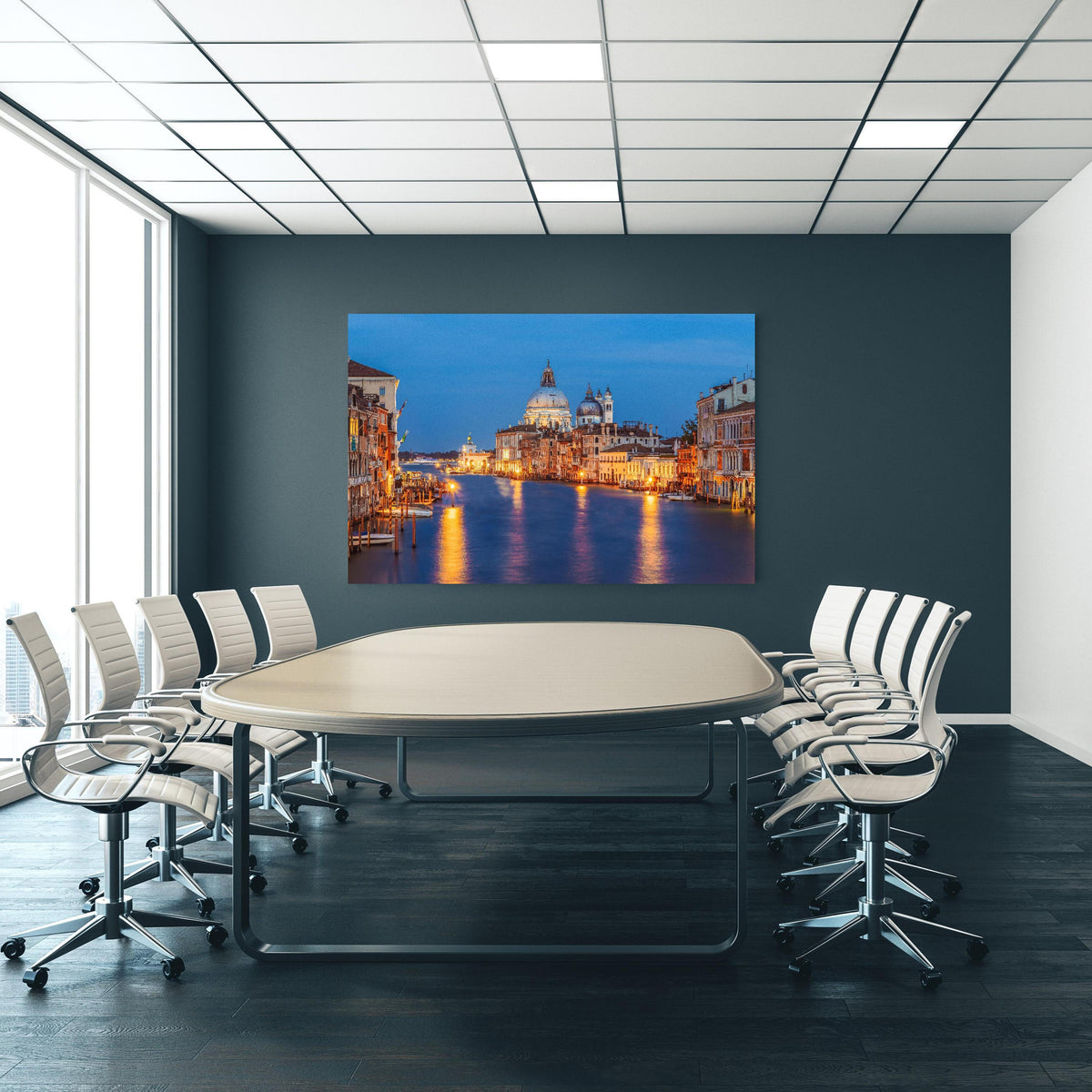 Office Poster - Klassischer Panoramablick auf den Canal Grande an blauer Wand in einem Besprechungsraum