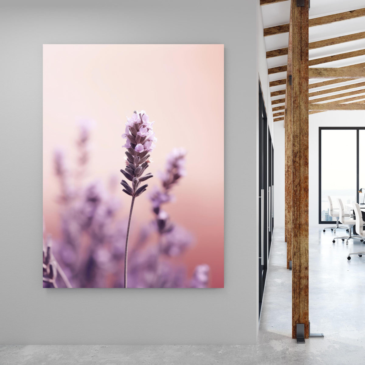Office Poster - Lavendel - Nahaufnahme an grauer Wand in großem Meetingraum