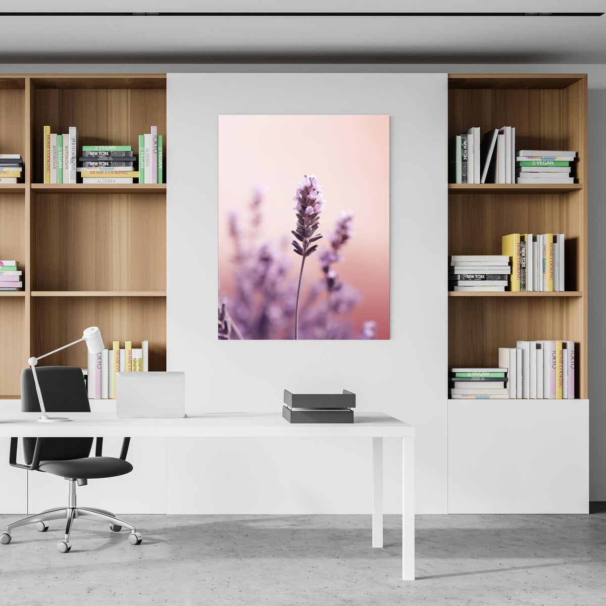 Office Poster - Lavendel - Nahaufnahme an einem Bücherschrank hinter kleinem Schreibtisch