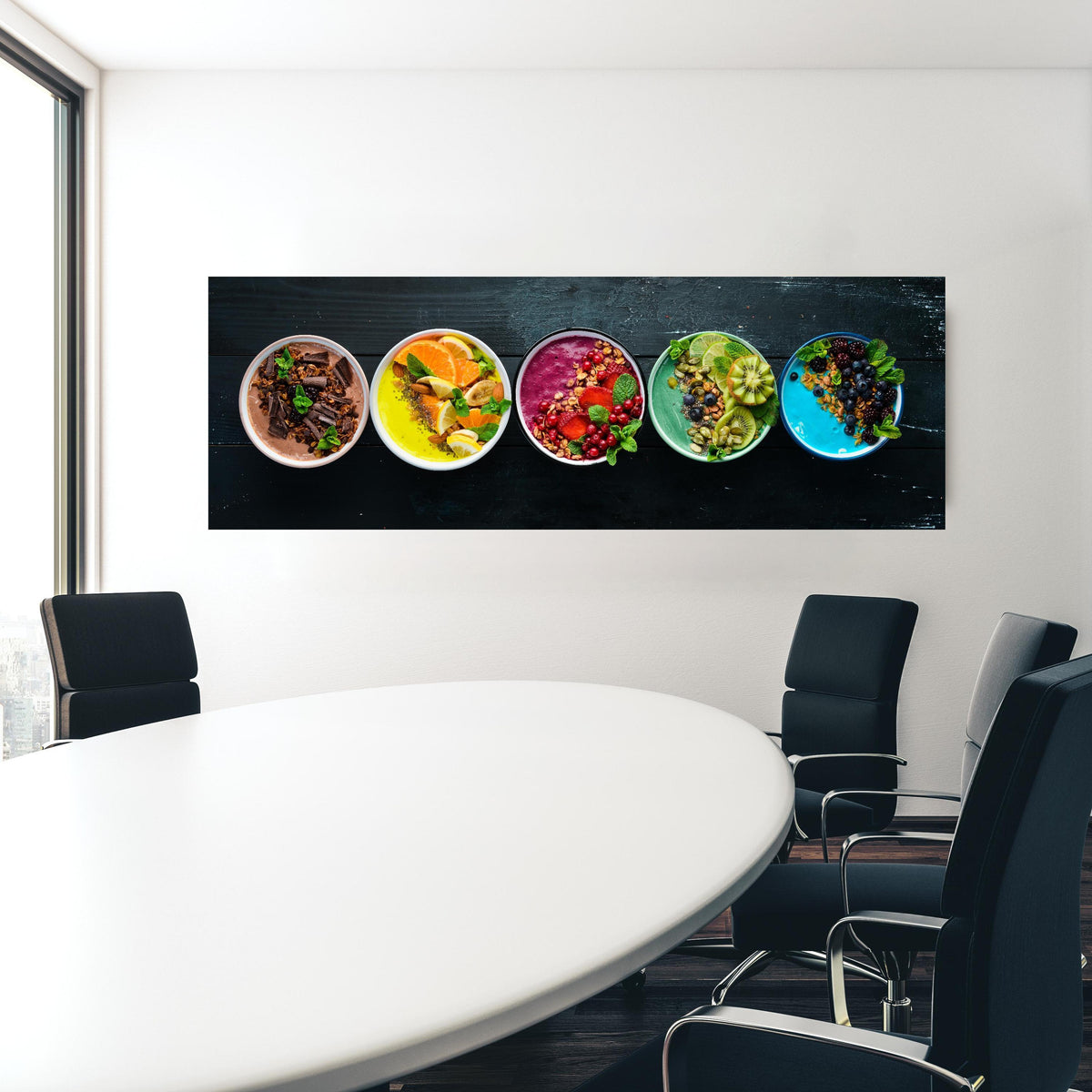 Office Poster - Leckere Frucht-Joghurt-Bowls in einem Konferenzraum hinter weißem ovalem Tisch