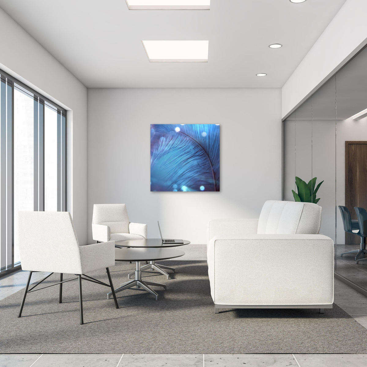 Office Poster - Nahaufnahme einer blauen Feder in modernem Büro-Pausenraum mit Glaswand